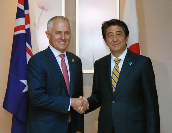 澳大利亞總理滕博爾（左）與日本首相安倍晉三在2015年G20會議期間就開始研擬，將在近日宣布簽定兩國部隊到訪協議。   圖：翻攝安倍晉三臉書