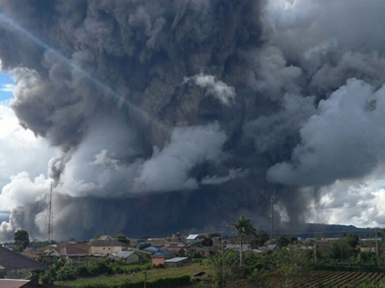 印尼蘇門答臘島西納彭火山（Mount Sinabung）27日下午持續噴發8分多鐘，火山灰飄落影響附近4公里內的村莊，當局撤離西納彭火山附近居民。   圖：印尼國家災害應變總署/提供