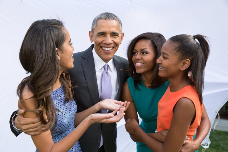 美國前總統歐巴馬（左二）與夫人蜜雪兒（右二）雙雙入選美國最受敬佩名人排行榜，名次分居男女性的第1、2名。   圖：翻攝歐巴馬臉書
