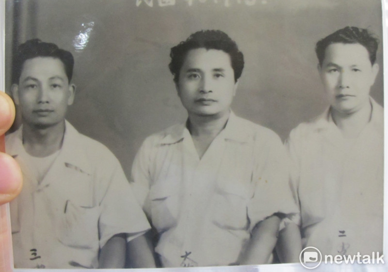 陳柏銘出示父親陳本江（中）、二叔、三叔陳通和（左）的合照。   圖：林朝億/攝