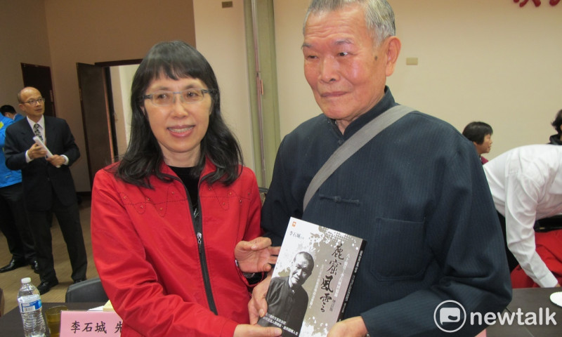 鹿窟事件受難者李石城（左）與監委高鳳仙28日合照。   圖：林朝億/攝