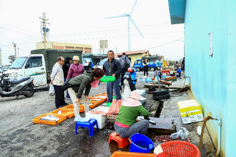 漁民們販售魚貨現況。   台中市政府/提供
