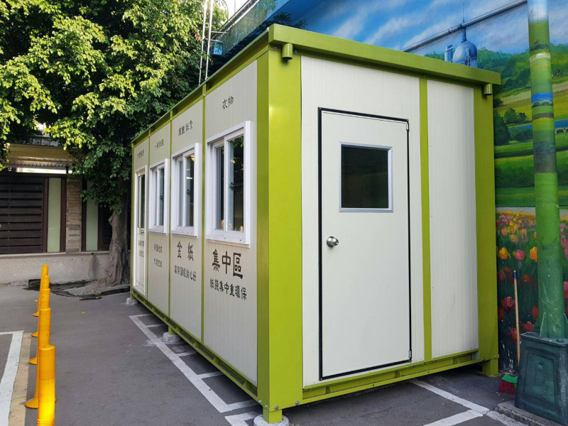 崇德殯儀館內設置二座大型紙錢集中暫放櫃，庫銀及紙紮品都先集中，再由環保局專車載運代燒。   圖：台中市民政局/提供