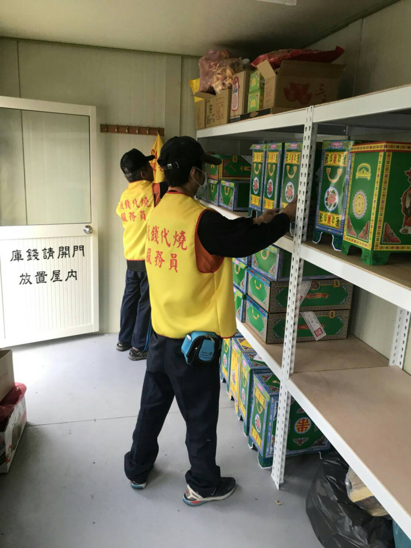 現場也有志工協助幫忙搬運紙錢、紙紮品。 圖:台中市民政局/提供