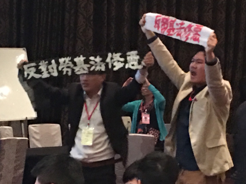 賴清德在「台灣88工商協進會」大會現場，遭勞團成員舉布條嗆聲抗議。   圖：張正霖/攝