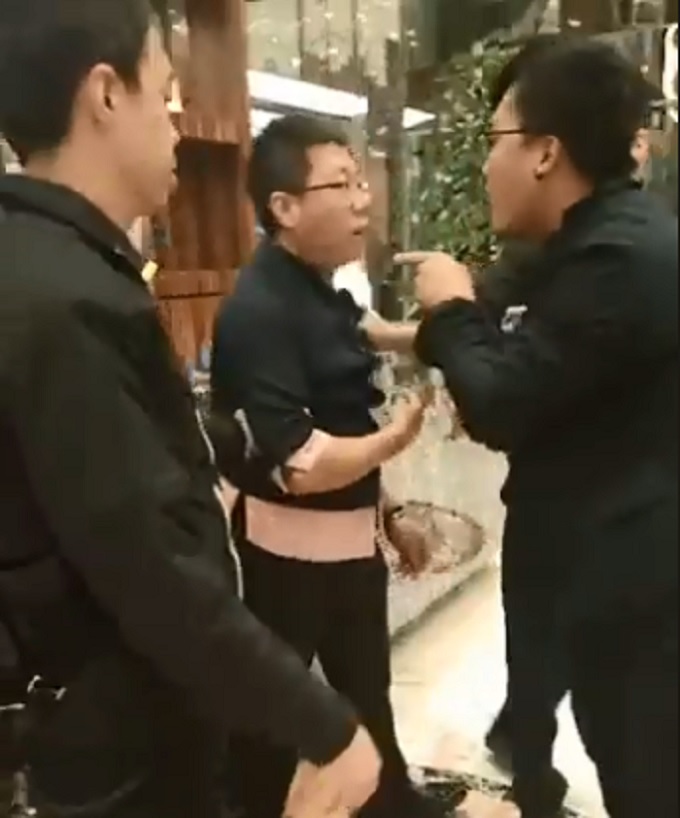 行政院長賴清德今（28）日晚間出席「台灣88工商協進會」成立二週年餐會，勞工、青年團體6人突襲進入現場，與飯店維安人員軀離發生拉扯。   圖：翻攝臉書直播