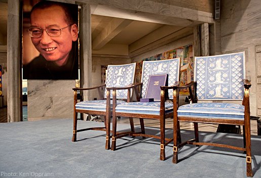 諾貝爾獎官方推特28日PO出1 張空椅子的照片紀念，象徵劉曉波至死都無法親自領獎的遺憾。   圖：翻攝諾貝爾獎官方推特