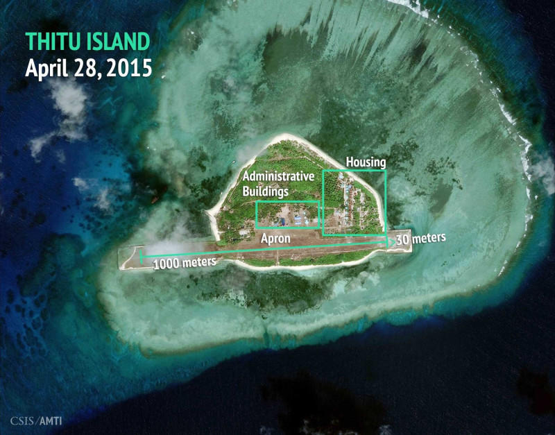 根據「亞洲海事透明倡議組織」2015年拍到的照片，中業島上有菲律賓建造的機場跑道。   圖：翻攝亞洲海事透明倡議組織AMTI