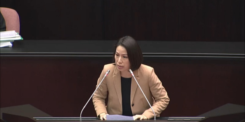 民進黨立委余宛如上台發言表示，台灣是全球第一個成文法國家通過「金融監理沙盒」法案，代表台灣邁向創新的第一步。   圖：翻拍自立法院直播
