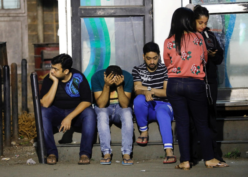 火警倖存者和罹難者的朋友在孟買的醫院外面等候。   圖：達志影像／路透社