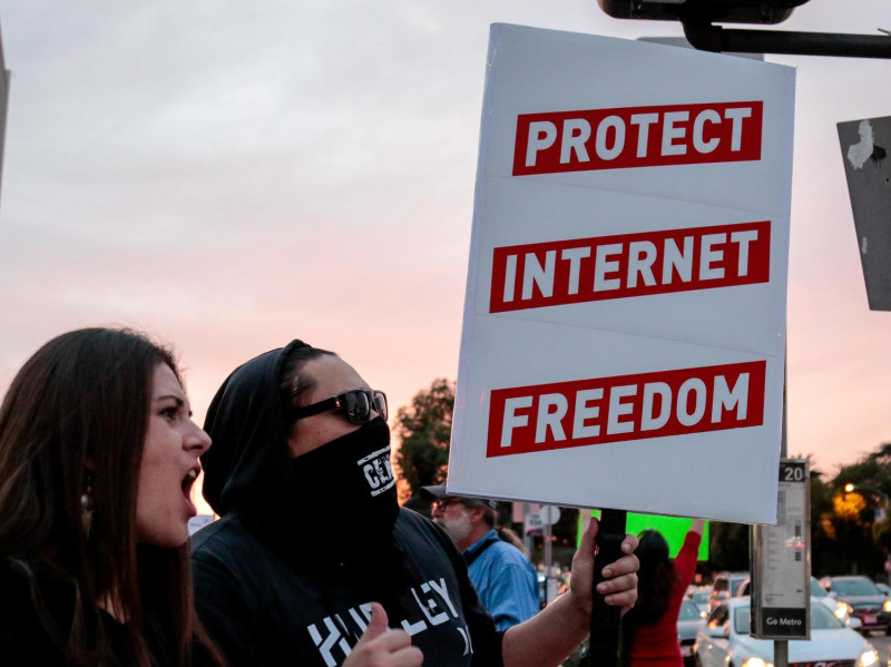 抗議政府廢除網路中立性的群眾。   圖：達志影像/路透社