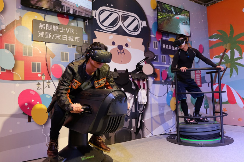市府一樓大廳今年首度引進最夯的AR及VR科技結合耶誕城吉祥物桑塔熊動畫，設計成獨一無二的體驗遊戲。   圖：新北市觀旅局/提供