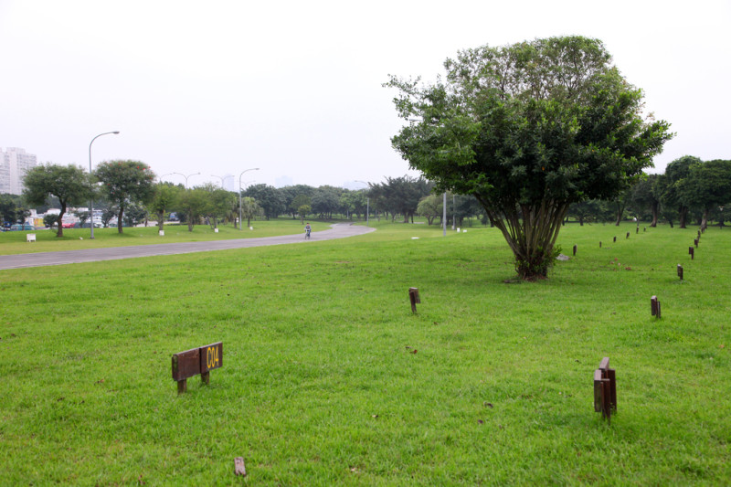 想跨年不想人擠人？不妨選擇到台北市28座河濱公園，鋪上一張野餐墊，就可以在草地上享受廣闊星空。圖為華中露營場。   圖：台北旅遊網提供／王能佑攝