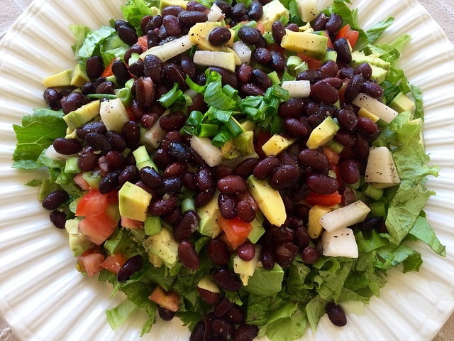 為均衡飲食，素食者可以選擇黑豆、黃豆等豆類製品，以攝取植物蛋白。   圖：取自pixabay.com