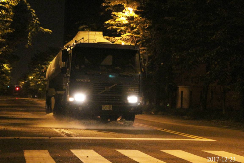 環保局視空氣品質預報情況，機動增派機具於夜間加強主要道路洗街。   圖：高雄市環保局提供