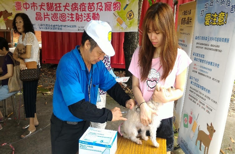 為避免狂犬病傳播，台中市動物保護防疫處107年1月4日起，將辦理1、2月份狂犬病疫苗及寵物晶片巡迴注射活動。   圖：台中市政府/提供