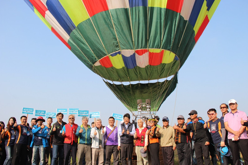 屏東賽嘉飛行場從今日起一連3天舉辦「飛行傘國際邀請賽」。   圖：屏東縣政府提供