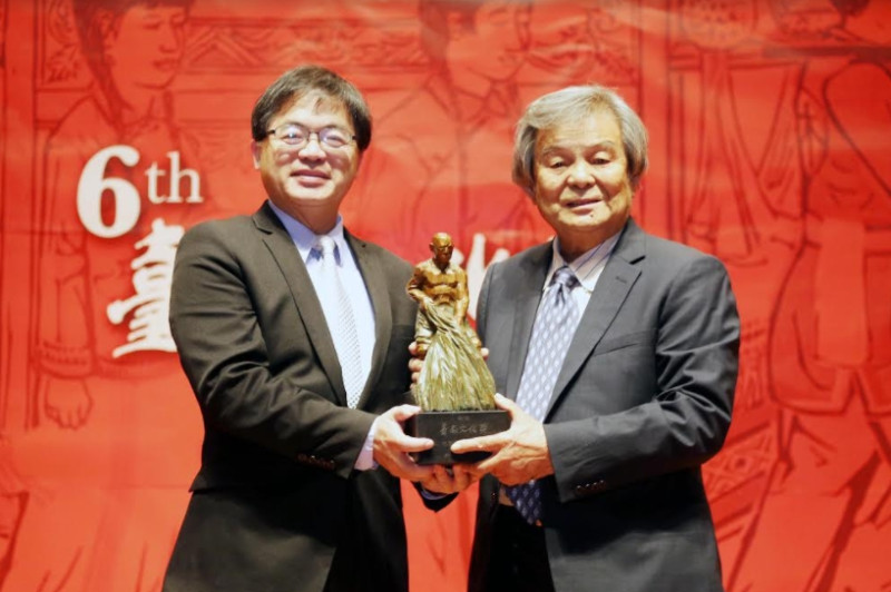 台南市代理市長李孟諺代表全體台南市民，將「第六屆台南文化獎」親頒給林智信。   圖：台南市政府/提供