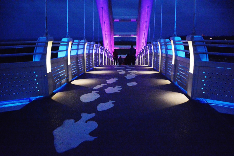永安觀海橋在今（106）年3月進行改善工程，總經費1,350萬，加入客家藍衫及灰白色等客家元素，   圖：翻攝自桃園市政府網站
