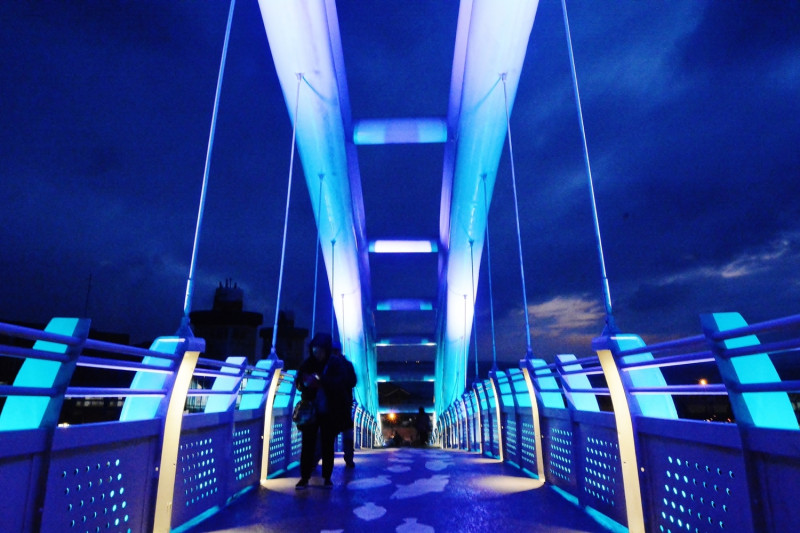 永安觀海橋光雕採用單色及全彩之動態效果，配合永安夕照之地方特色，將可吸引遊客的目光。   圖：翻攝自桃園市政府網站