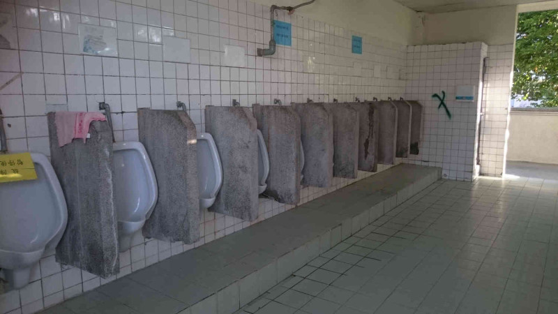 桃園市石門國中廁所屋齡已達34年之久，廁間昏暗、日照不足，且通風效果不佳。   圖:教育部／提供