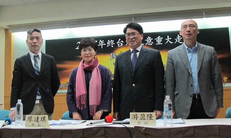 台灣民意基金會31日公布最新民調，勞工學者林佳和（右一）質疑勞基法修法過程缺乏政策討論。   圖：林朝億/攝