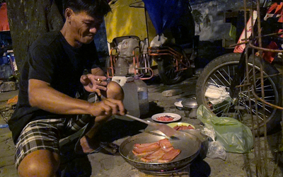馬尼拉市許多流浪三輪車夫，白天載客謀生，晚上就把三輪車停上人行道當作棲身之所。圖為一名來自鄉下的菲人在租來的三輪車前做晚餐。   圖 : 中央社