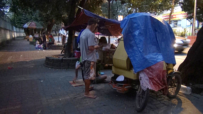 馬尼拉市許多流浪三輪車夫，白天載客謀生，晚上就把三輪車停上人行道當作棲身之所。   圖 : 中央社