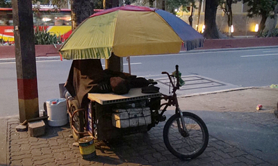 馬尼拉市許多流浪三輪車夫，白天載客謀生，晚上就把三輪車停上人行道當作棲身之所。   圖 : 中央社
