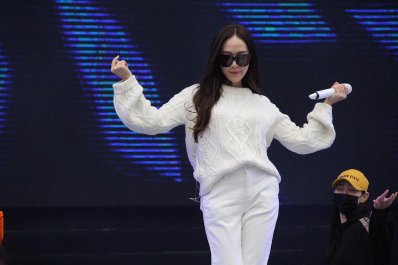 韓流女神Jessica鄭秀妍這次參加「2018飛躍桃園直達美好」跨年晚會表演，光是彩排就已備受矚目。   圖：翻攝自《愛ㄑ桃》FB