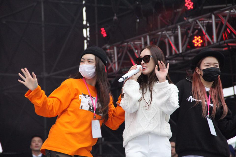 Jessica大方走到台前跟粉絲歌迷們互動。   圖：翻攝自《愛ㄑ桃》FB