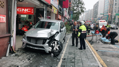 台北市南京東路佳德鳳梨酥店，31日下午近3時遭一輛銀色自小客車衝撞騎樓，現場多名排隊購物民眾遭撞傷，肇事原因待查。   圖 : 民眾提供