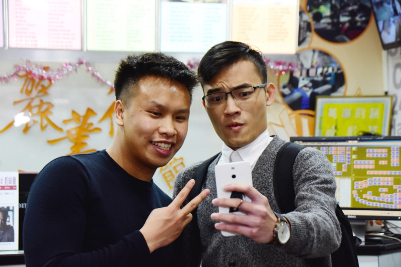TSM老闆Reginald（左）來到台北，與粉絲開心合照。   圖：王昱澄/攝