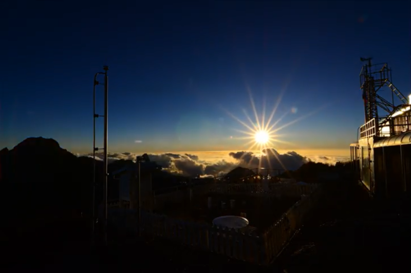 中央氣象局製作了全台最高峰玉山測站的日沒縮時攝影。   圖：中央氣象局/提供