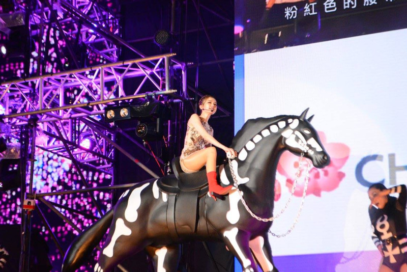 在第四首「紅色腰帶」時，姐姐騎上超大型黑色木馬，露出招牌修長美腿。   圖：翻攝自《愛ㄑ桃》FB