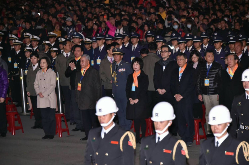 蔡總統、台北市長柯文哲等人參與總統府前元旦升旗典禮活動。   圖：台北市政府 / 提供
