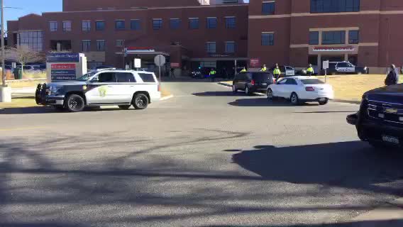 多輛警車趕到槍戰現場，警力戒備中。   圖：翻攝自Douglas County Sheriff's Office推特