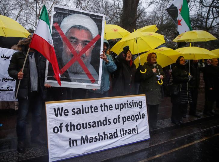反對伊朗總統哈桑·魯哈尼（Hassan Rouhani）的民眾，31日前往伊朗駐倫敦大使館前抗議。   圖：達志影像/路透社