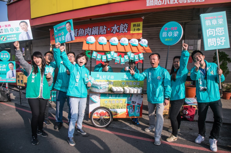 翁章梁團隊推出行動咖啡車，為新的一年帶來能量。   翁章梁競選團隊/提供