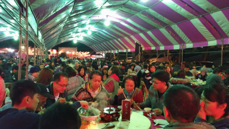 大坑千人辦桌跨年宴昨(31)晚在台中日光溫泉度假酒店戶外露天廣場舉辦。   圖：台中市政府/提供