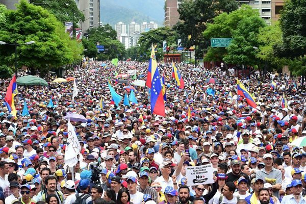 委內瑞拉總統馬杜洛今天宣布1月將調漲最低工資40%。許多經濟學者認為，盛產石油卻陷入危機的委國已經出現惡性通貨膨脹問題，馬杜洛的承諾恐助長這樣的現象。圖為偉瑞內拉民眾示威抗議。   圖 : 翻攝自Soundofhope