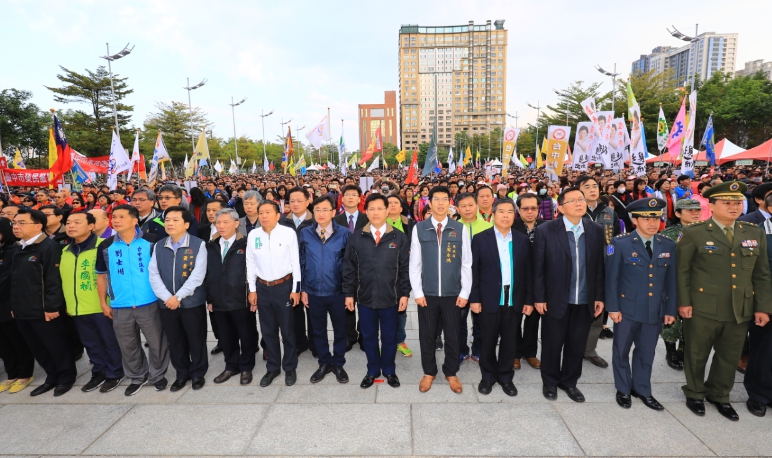 台中市長林佳龍率領市府團隊，並與多位民意代表及5000名民眾一齊升旗。   圖：台中市政府/提供