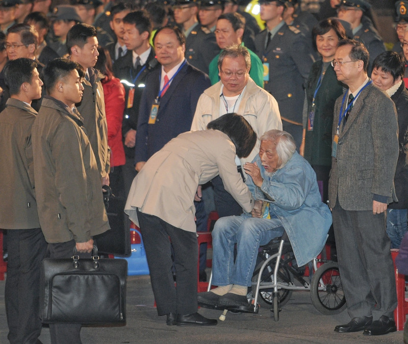 總統蔡英文與台獨革命家史明歐吉桑握手。   圖：台北市攝影記者聯誼會 / 提供
