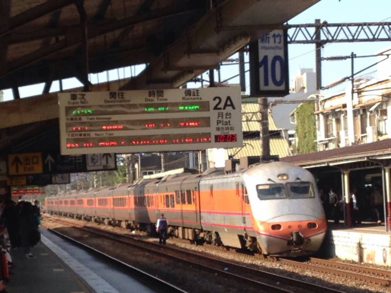 108次潮州開往七堵自強號在新竹站內西正線進站時，撞上一名從月台掉落的旅客，旅客不幸身亡。   圖 : 台鐵/提供