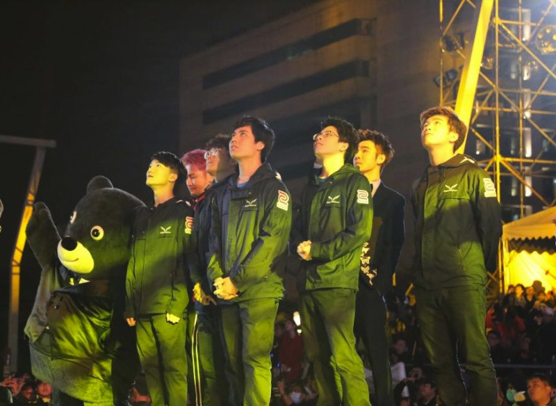 閃電狼登台與柯市長以及多位台灣之光一同倒數。   圖：翻攝自閃電狼粉絲專頁