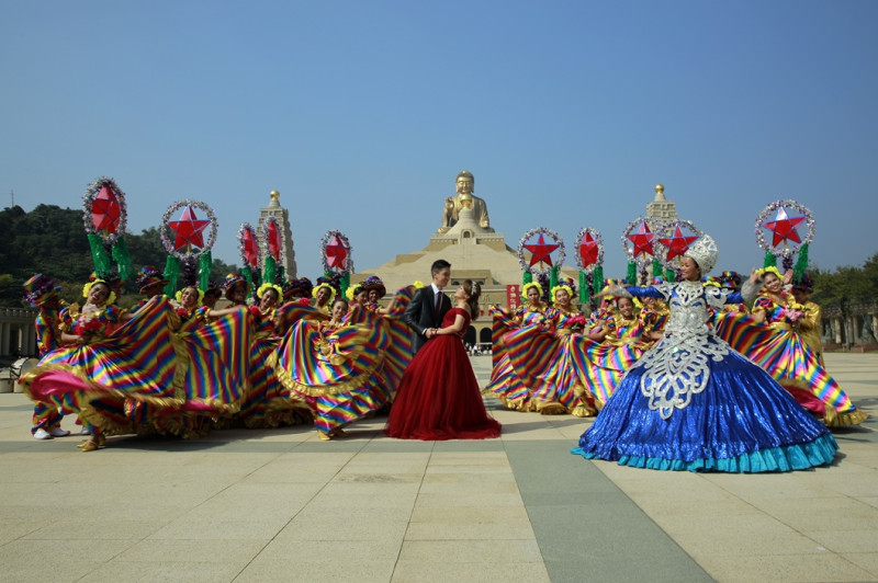 菲律賓光明大學宿霧藝術學院的表演者，在佛陀紀念館外翩翩起舞，為新人送上祝福。   圖：佛光山佛陀紀念館/提供