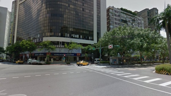 台北市消防局今天下午5時47分接獲通報，北市仁愛路與敦化南路一段交叉路口發生兩輛公車追撞事故，造成至少6人受傷，目前無人受困，警消均派員前往救援。   圖：取自google map