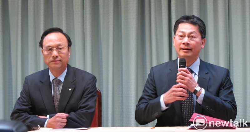 外交部發言人李憲章（右）2日舉行例行記者會，一旁為亞非司長陳俊賢。   圖：林朝億/攝