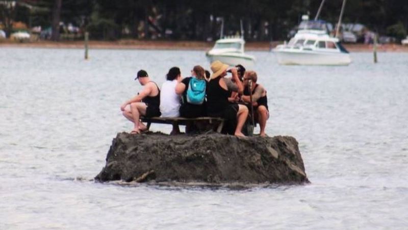 紐西蘭科羅曼德半島在今年跨年期間禁止公開飲酒，一群紐西蘭民眾遂在沿海河口建造一座沙島，避開禁令。   圖 : 取自臉書 www.facebook.com