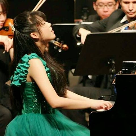 16 歲的鋼琴才女巫熹芸演奏時忘我的神情。   圖：高雄市文化局/提供